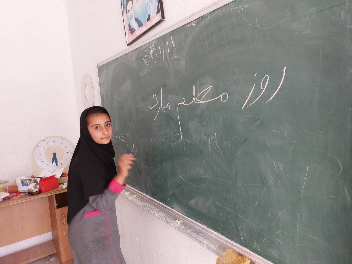 تبریک دانش آموزان به معلم