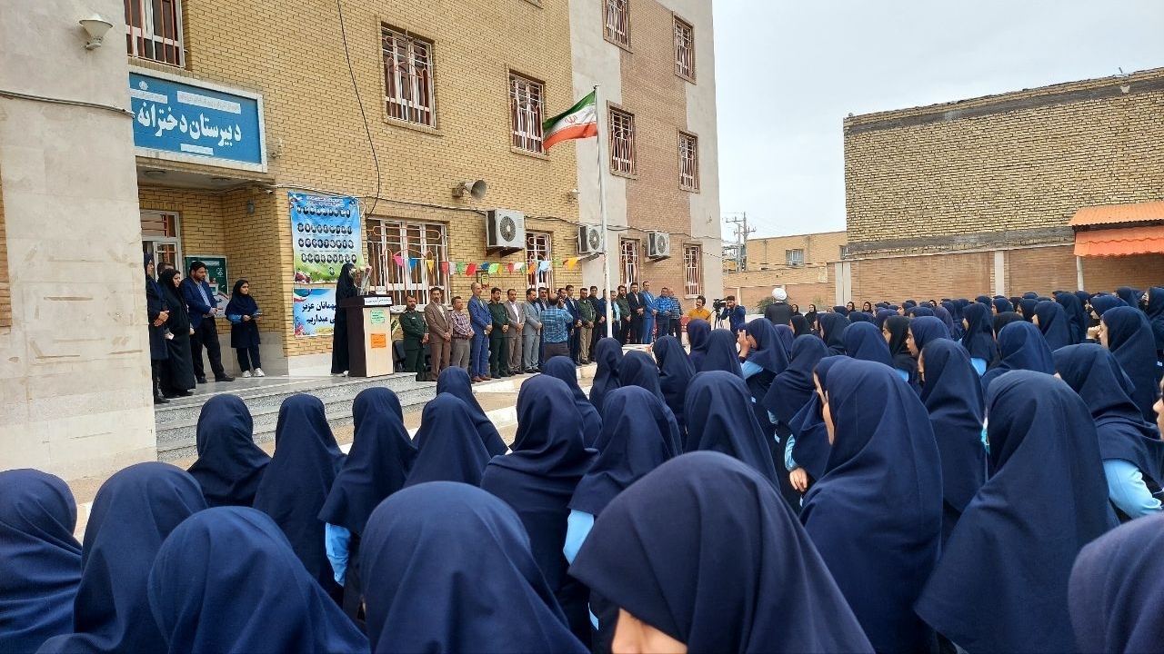 زنگ سپاس معلم در مدارس آبادان نواخته شد