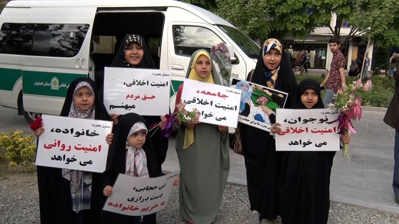 دعوت خانواده شهدا از مردم برای شرکت دراجتماع مردمی درگلستان شهدا