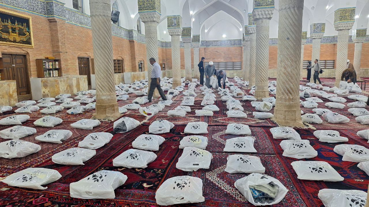 توزیع ۵۰۰ بسته پوشاک در بین فقرا و نیازمندان کردستانی
