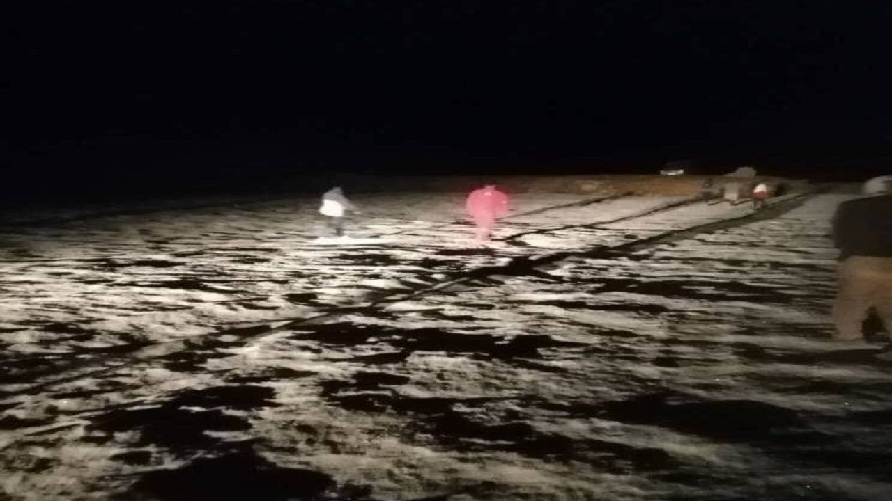 نجات ۳ مرد گرفتار در کوه سیاه لنده توسط امدادگران هلال احمر