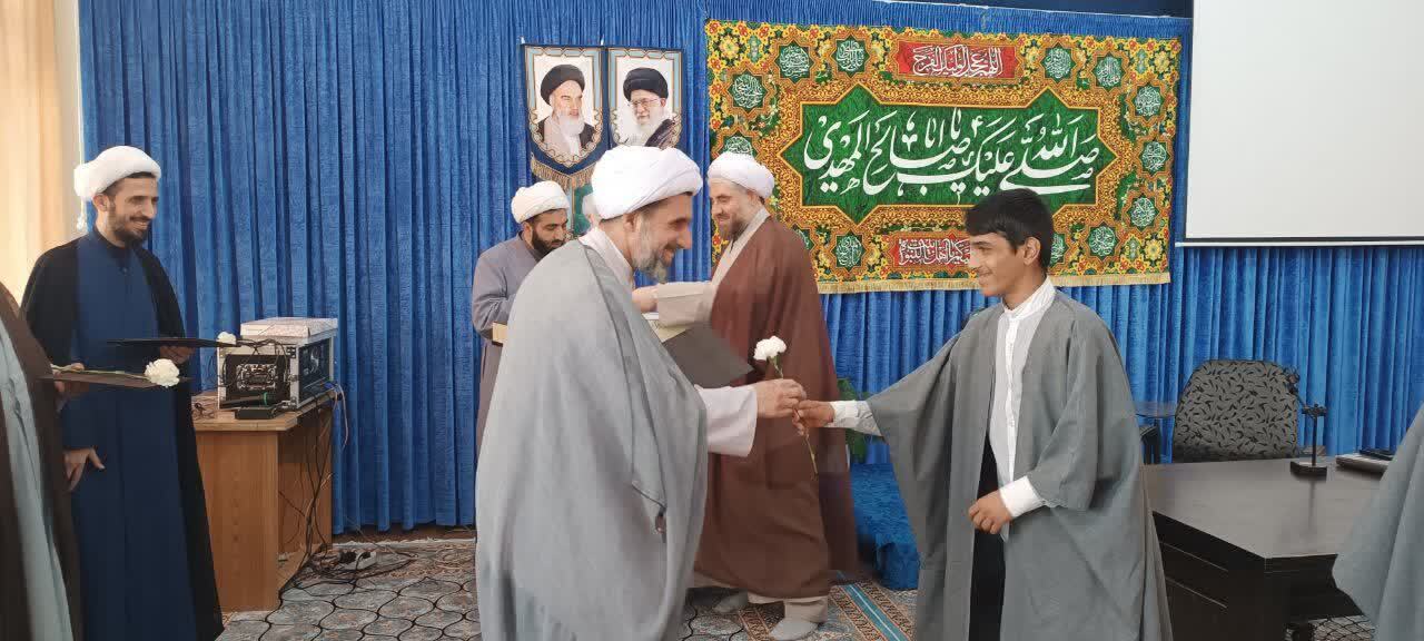 هدیه گل به دانش آموازن