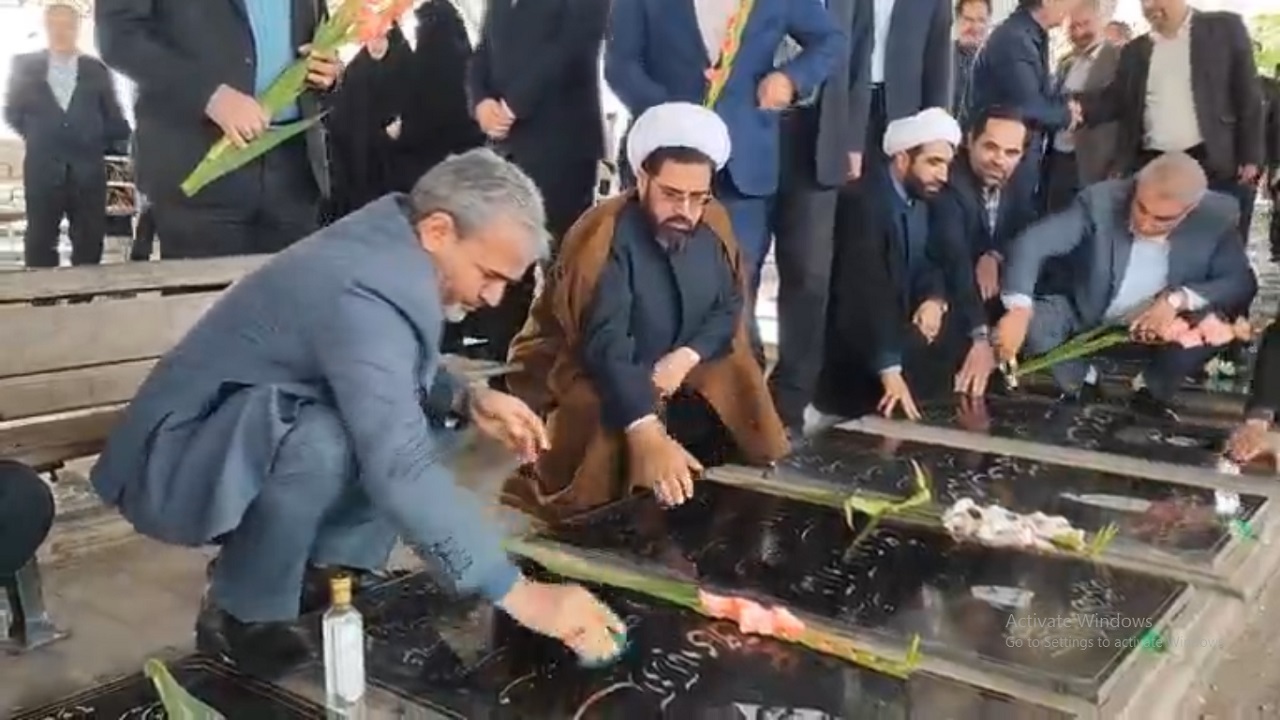 غبارروبی و عطرافشانی مزار شهدای فرهنگی