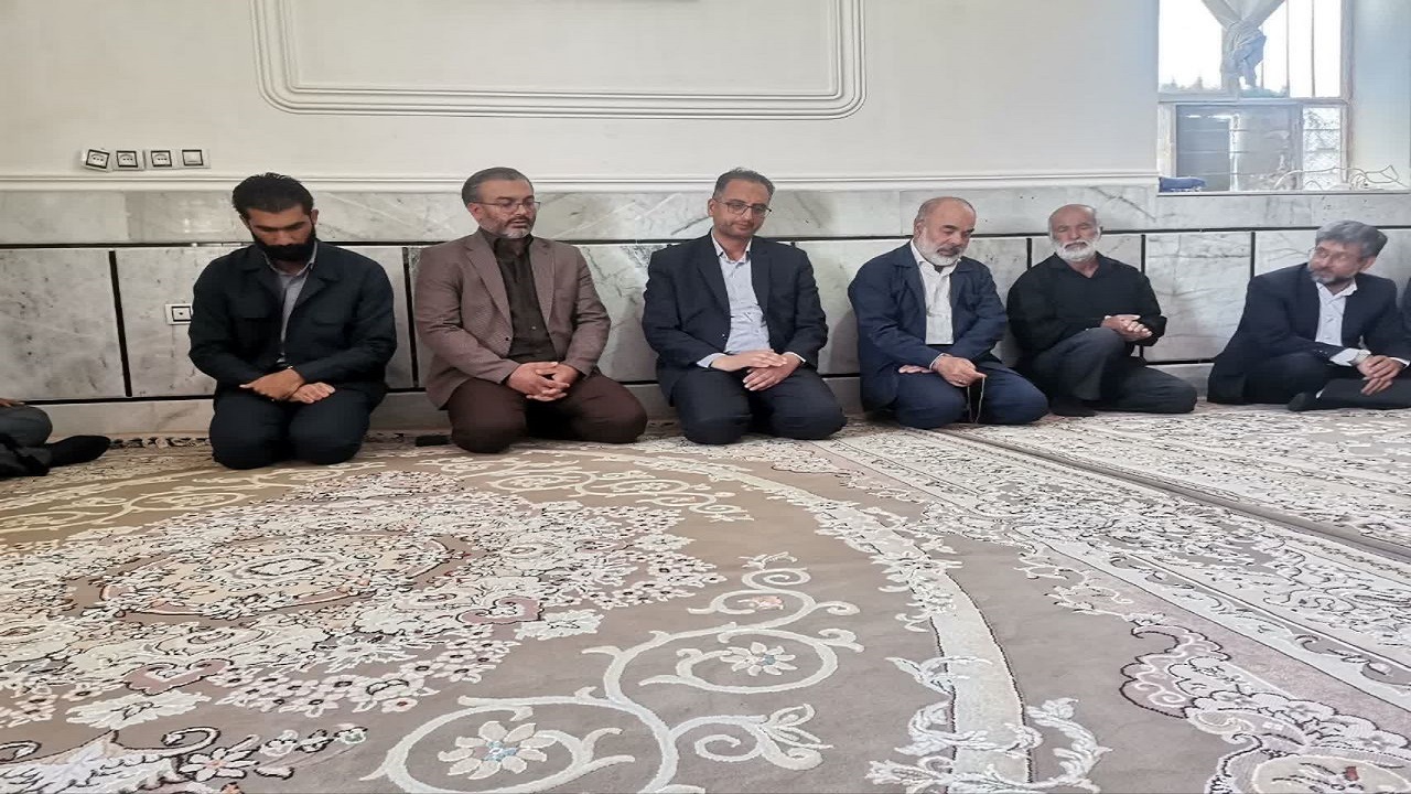 دیدار استاندار با خانواده شهدای حادثه تروریستی سیب و سوران درحوزه سیستان