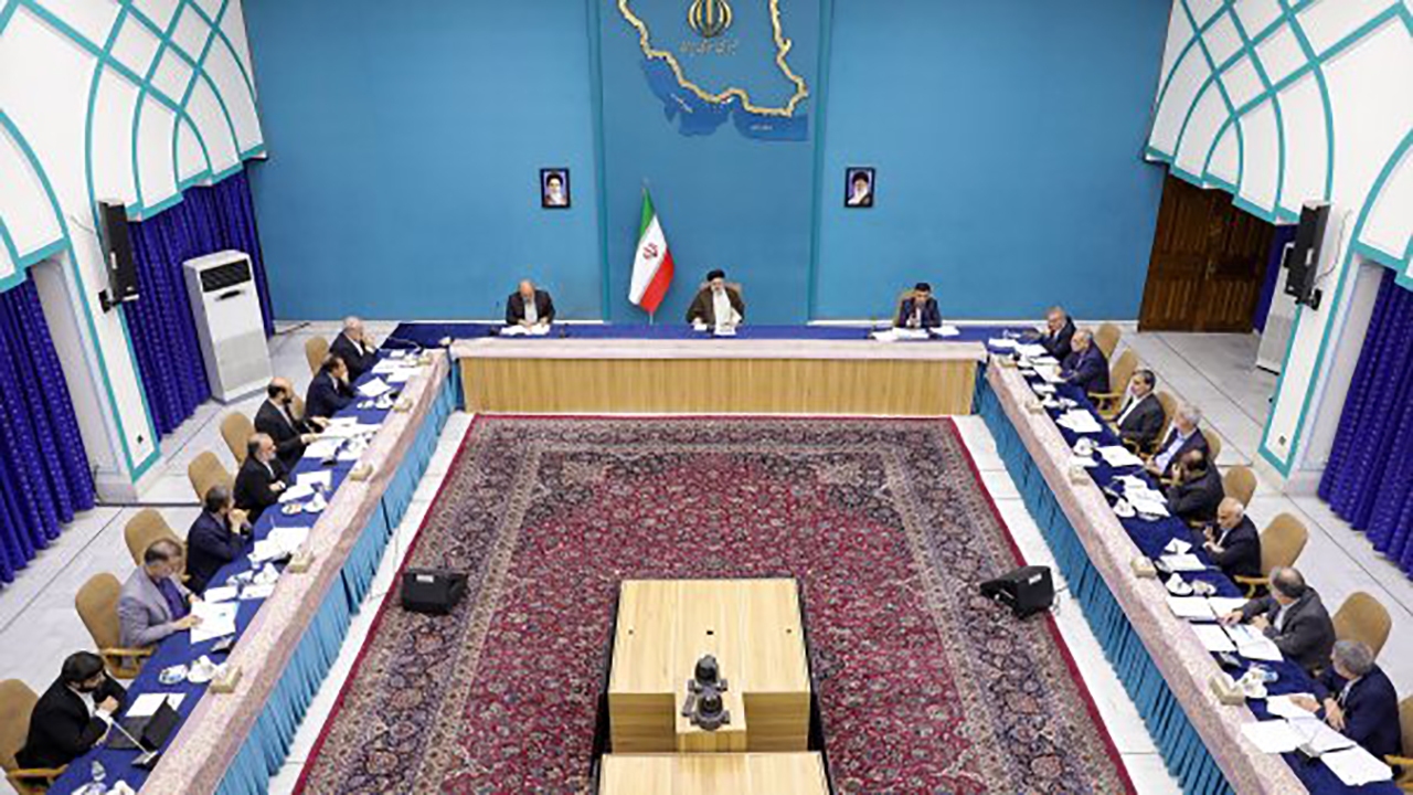 در ارائه مجوز‌ها با رویکرد حل مسئله و در برخورد با بهره‌برداران خاطی با قاطعیت اقدام شود