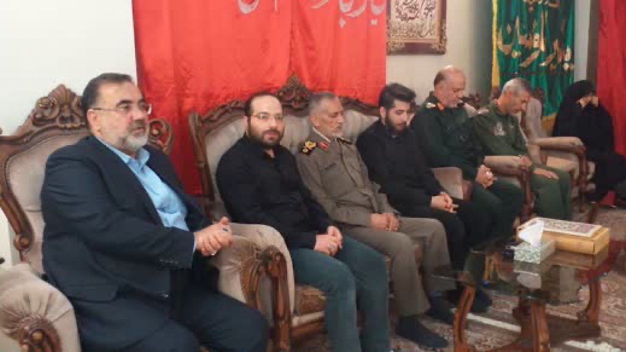 دیدار سردار شیرازی و امیر واحدی با خانواده سردار شهید زاهدی