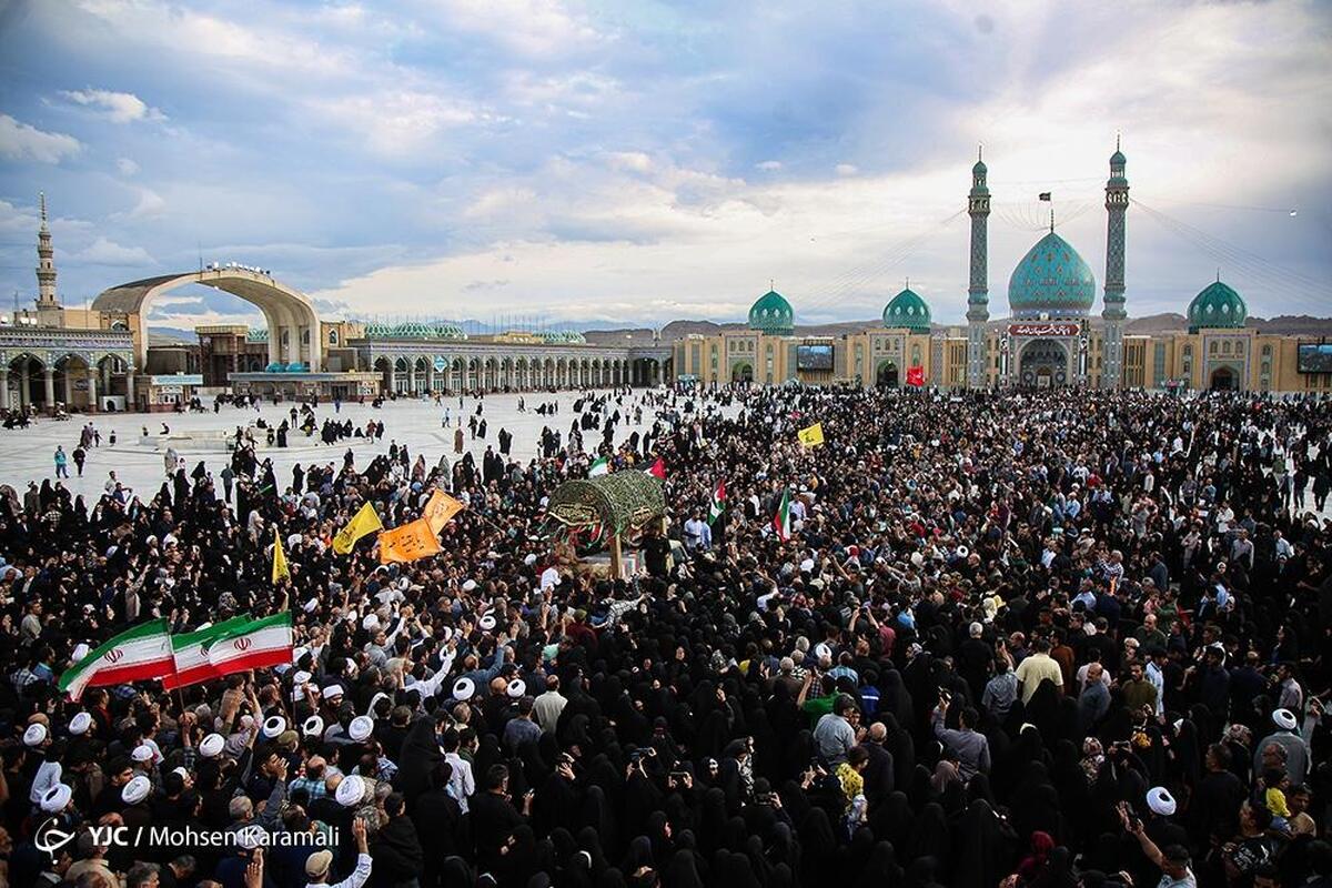 گل آرایی ضریح مطهر حضرت معصومه (س)