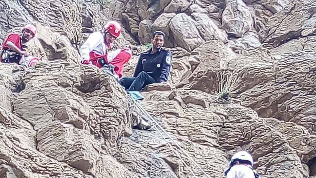 نجات جوان کوهنورد با کمک آتش نشانی وامداد کوهستان