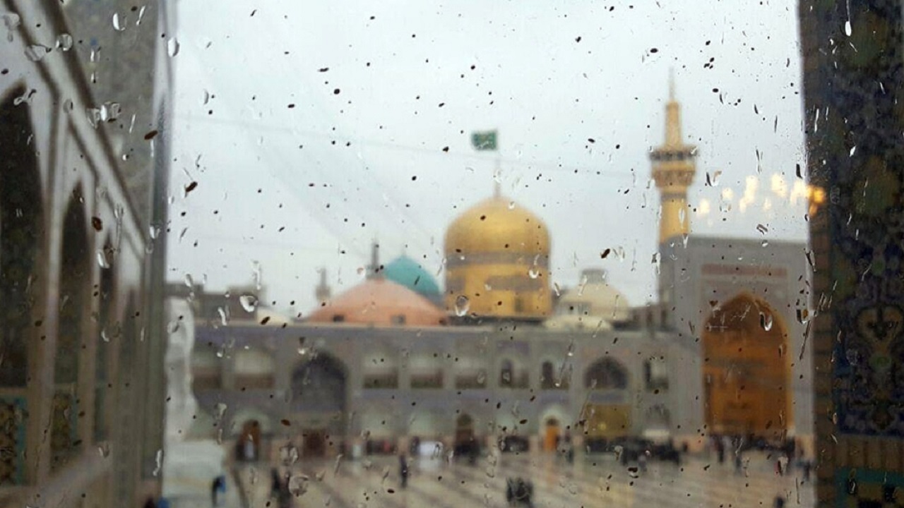 لحظه ناب عاشقی در حرم مطهر امام رضا (ع) هنگام بارش باران + فیلم