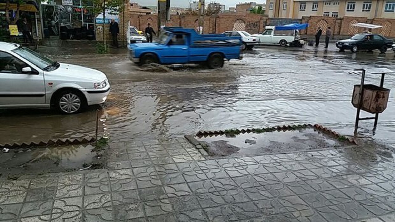 آبگرفتگی و نبود سیستم دفع آب‌های سطحی در برخی از معابر مرودشت + فیلم