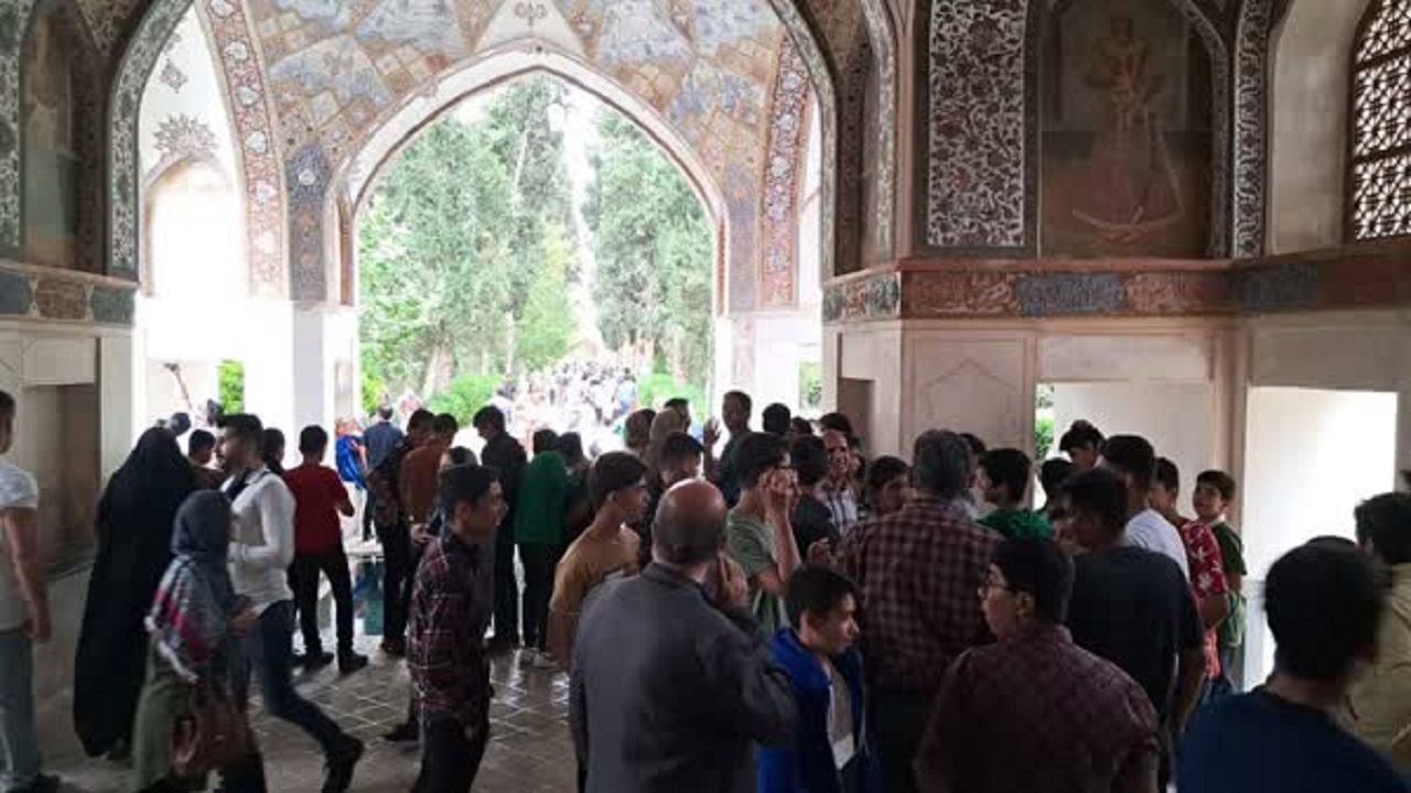 بازدید بی‌سابقه گردشگران از باغ جهانی فین کاشان