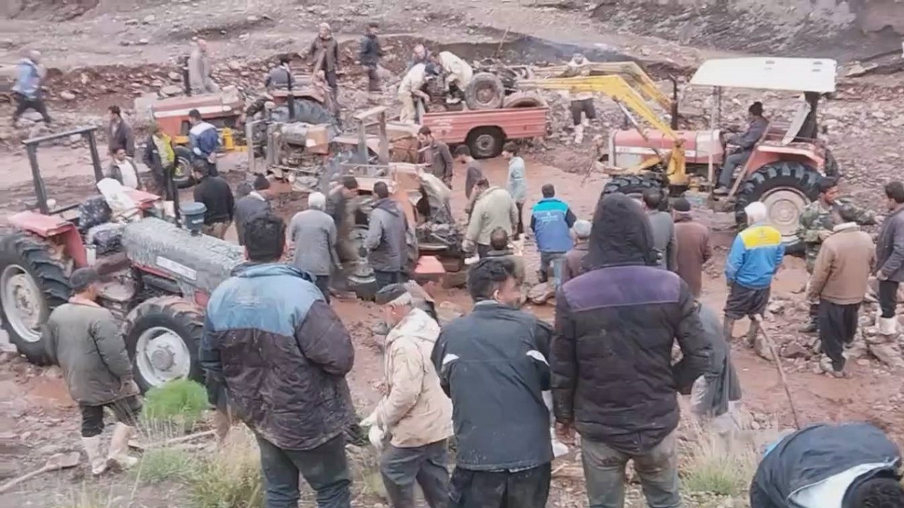 امدادرسانی خودجوش مردم دیزج دیز به افراد گرفتار در سیل + فیلم