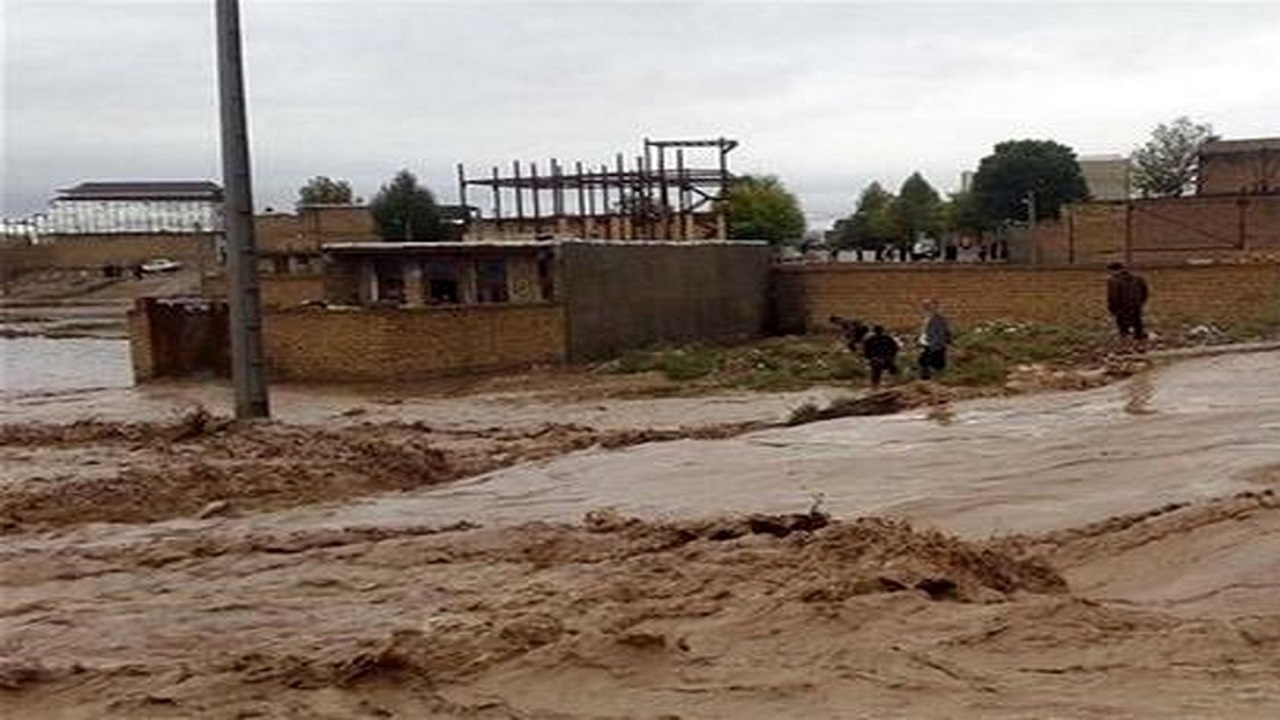 آبگرفتگی در درمانگاه شهر چوئبده بیماران را به دردسر انداخت + فیلم