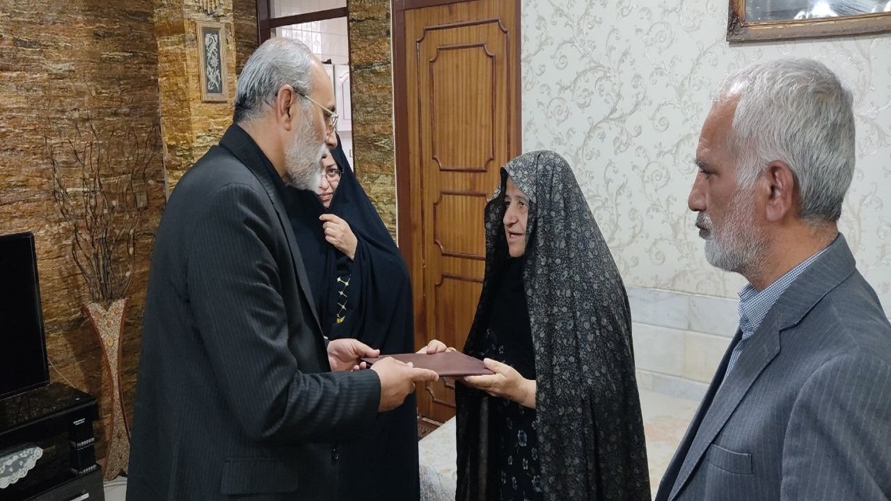 دیدار و گفتگوی صمیمانه مدیرکل آموزش و پرورش استان با خانواده های معزز شهدای فرهنگی