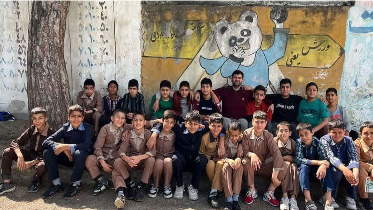عشق و علاقه یک معلم به دانش آموزانش + فیلم