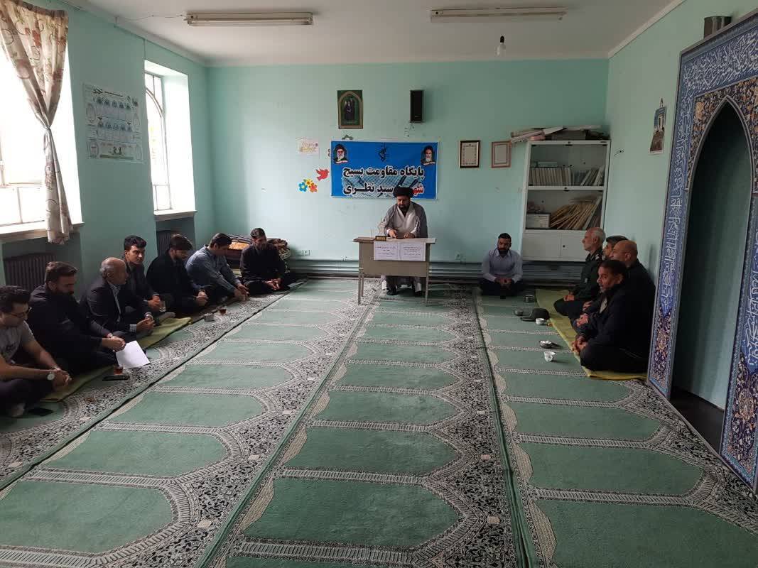 تجلیل از معلمان در مدرسه