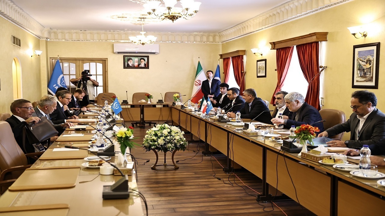 آغاز دیدار دوجانبه اسلامی و گروسی