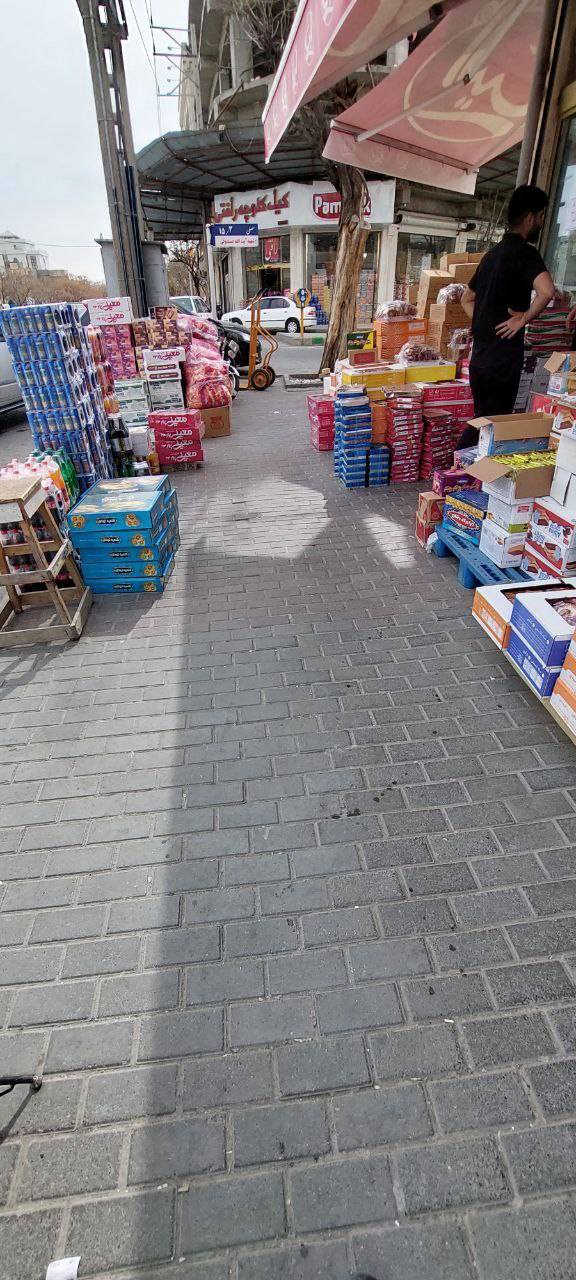 چیدن مواد غذایی در بیرون از مغازه