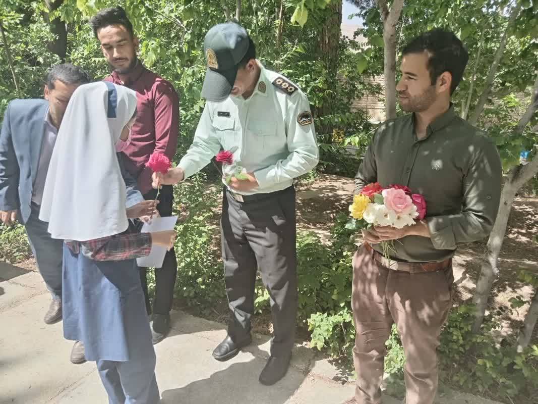 اهدای گل به پلیس