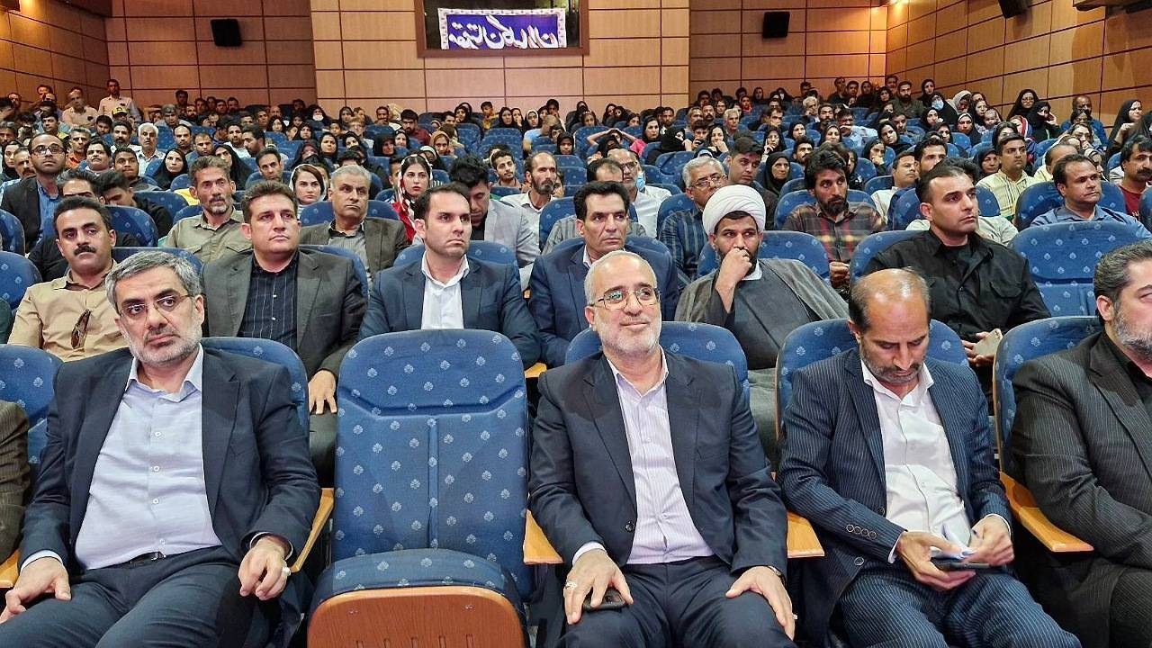 آیین قرعه کشی واگذاری زمین با حضور مدیر عامل سازمان زمین و مسکن در بم