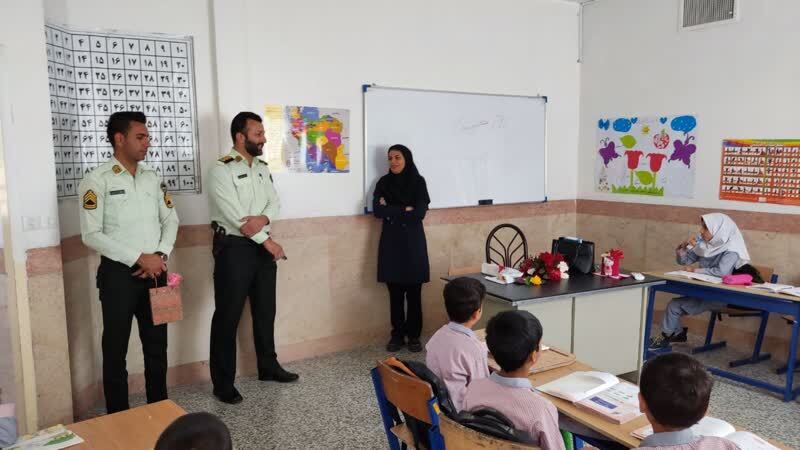 تقدیر نیروی انتظامی از معلم ها