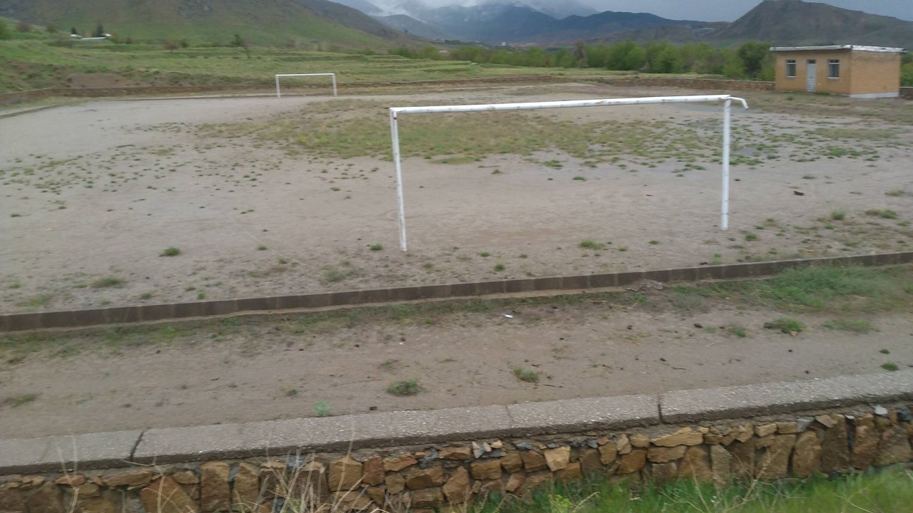 درخواست اهالی روستای باباپیر تویسرکان برای بازسازی زمین فوتبال