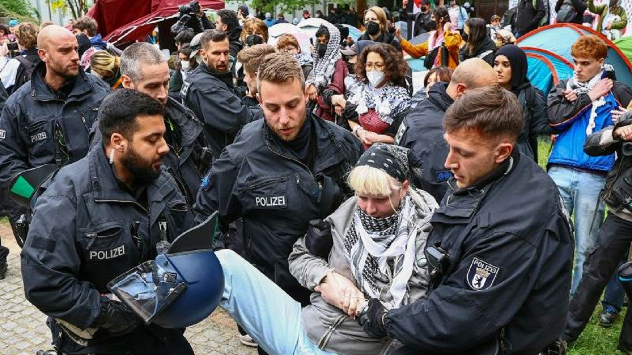 شعار «آزادی برای فلسطین» توسط دانشجویان برلین هنگام سرکوب خشن پلیس + فیلم