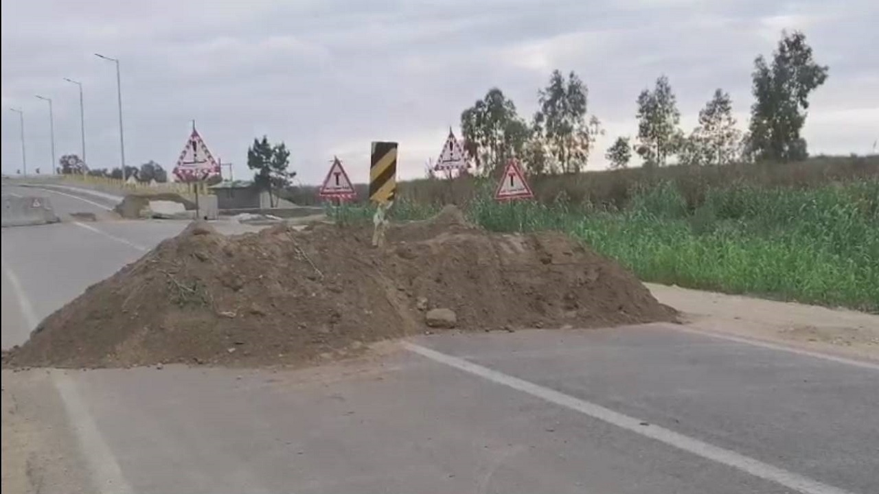 مسدود شدن جاده فرح آباد و جاده ساحلی معضلی برای رانندگان شد + فیلم
