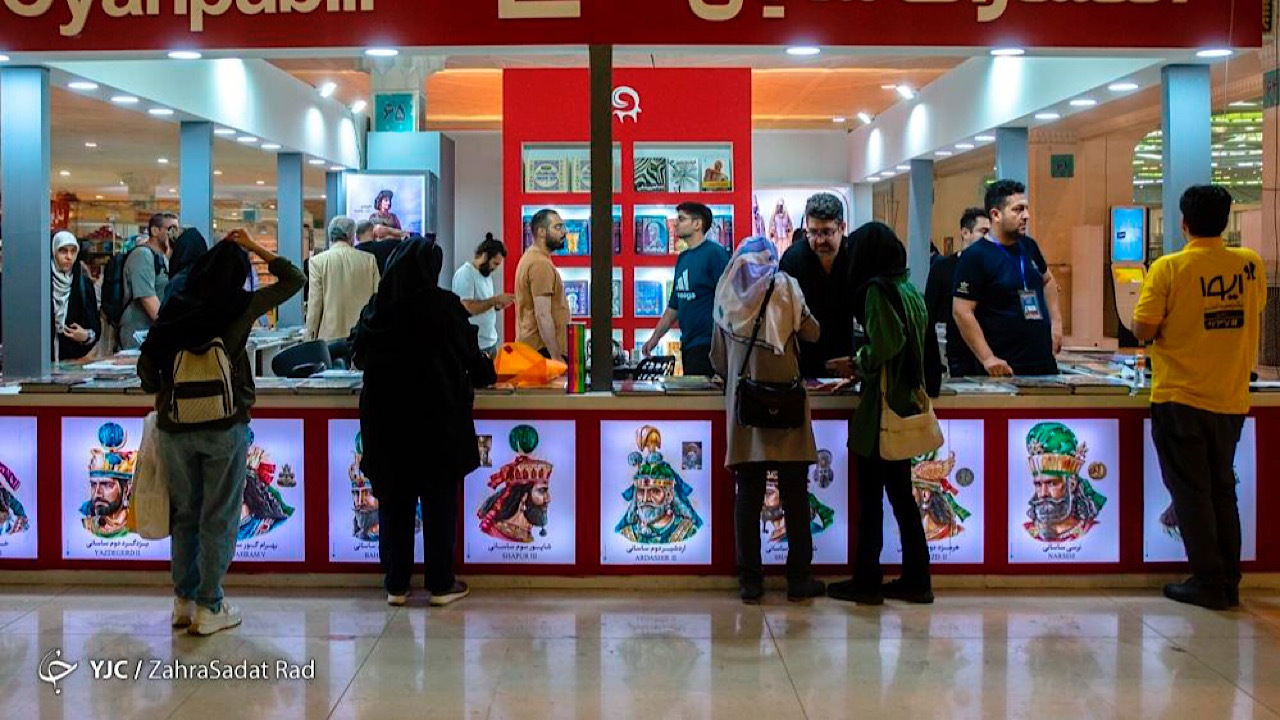 تدارک نمایشگاه کتاب در روز دوم