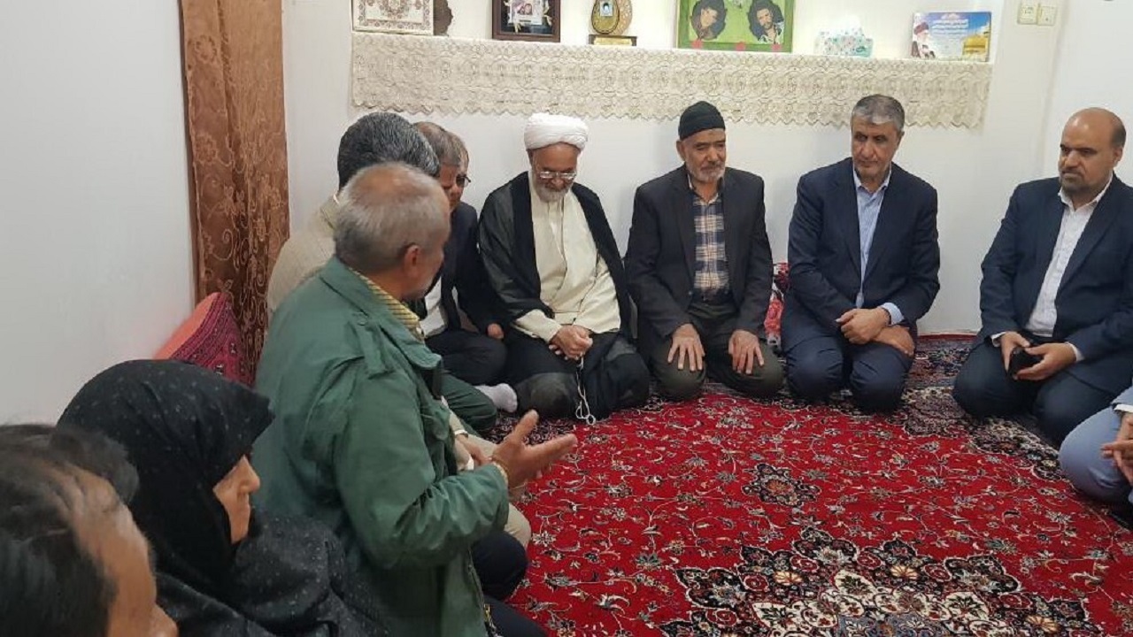 دیدار رئیس سازمان انرژی اتمی با خانواده شهیدان قدیمی و رضا‌نژاد