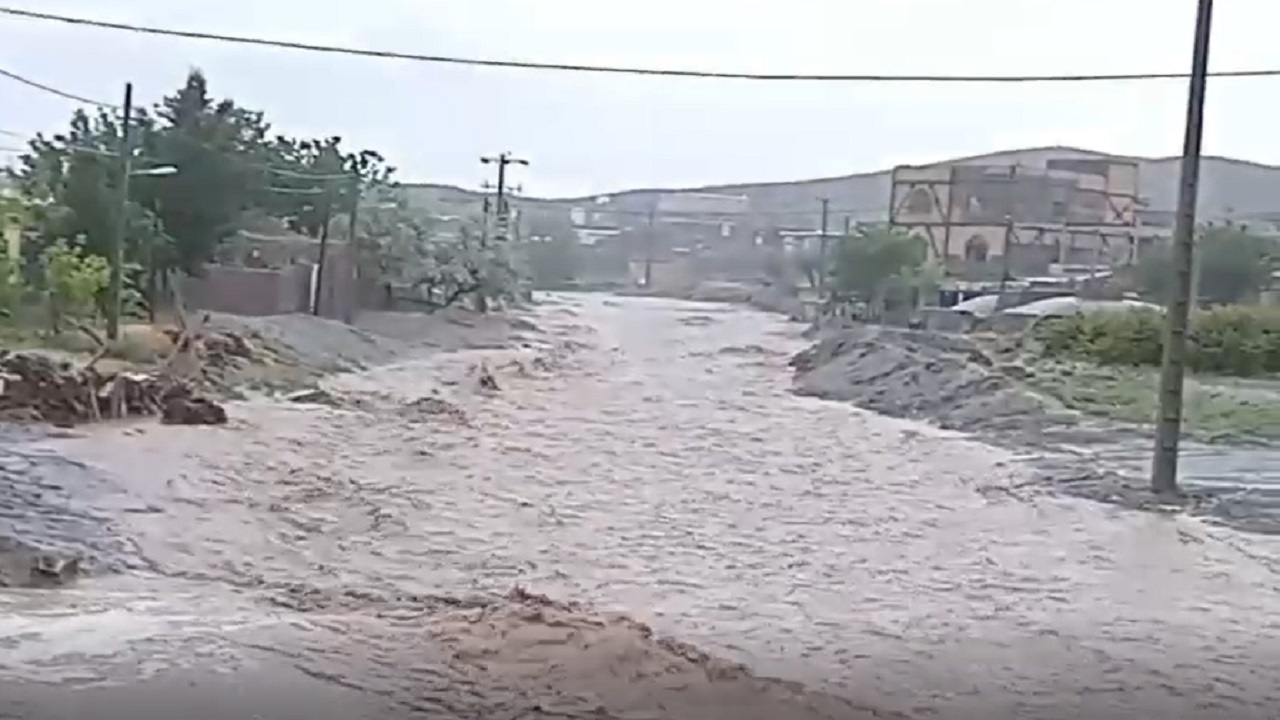 جاری شدن سیلاب بر اثر بارش باران در روستای کلاته ثم + فیلم