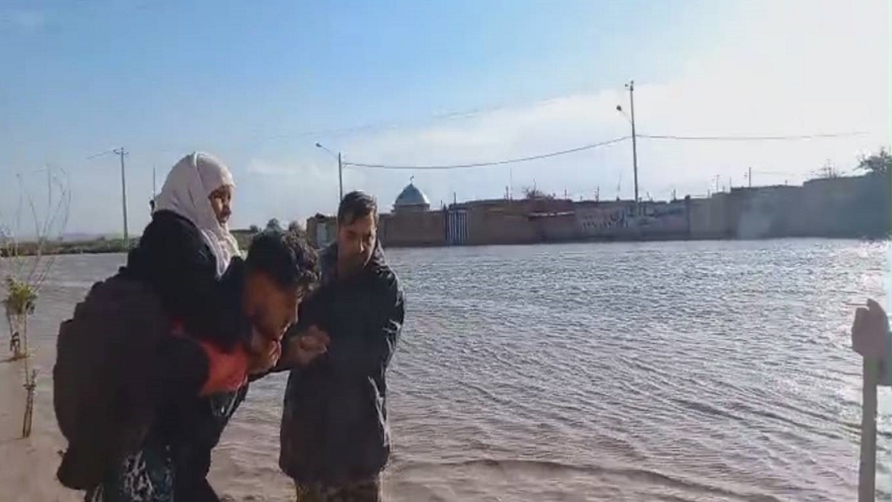 فیلمی از لحظه انتقال مادربزرگ گرفتار در سیل روستای کلاته نو توسط نیرو‌های بسیجی