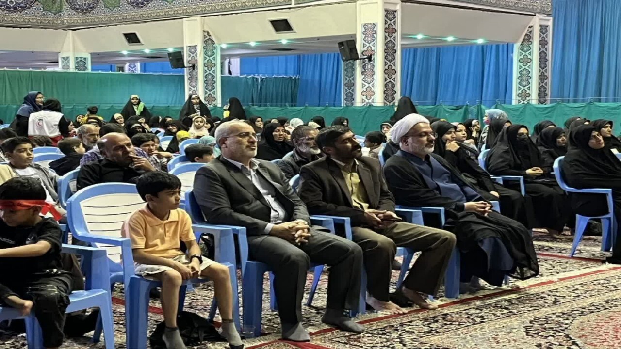 تجلیل از خانواده دختران شهید حادثه تروریستی گلزار شهدای کرمان