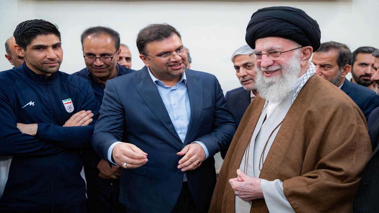 ادعای عجیب اینترنشنال و منوتو درباره عکس یادگاری رهبری! + عکس و فیلم