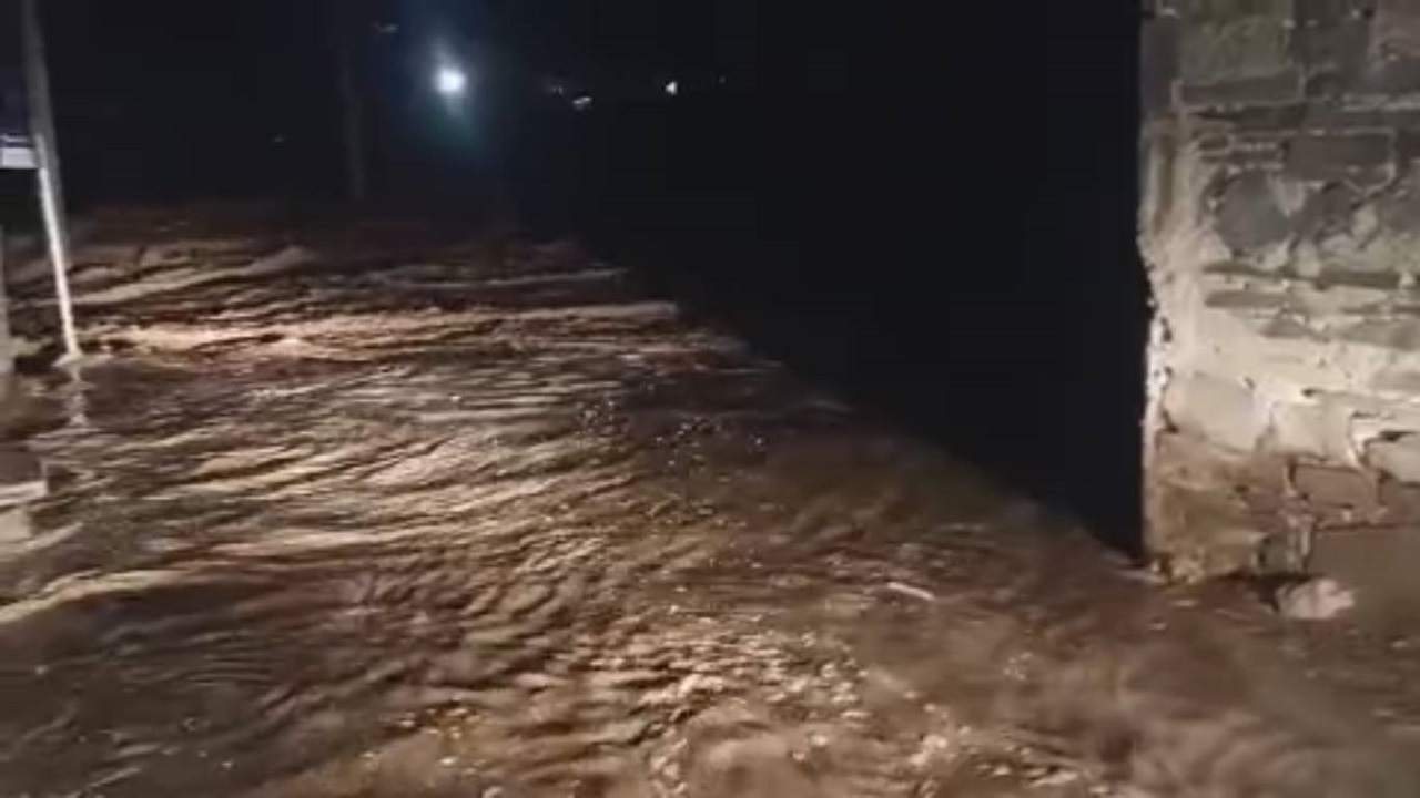 وقوع سیلاب در روستای حاجی آباد تربت جام + فیلم
