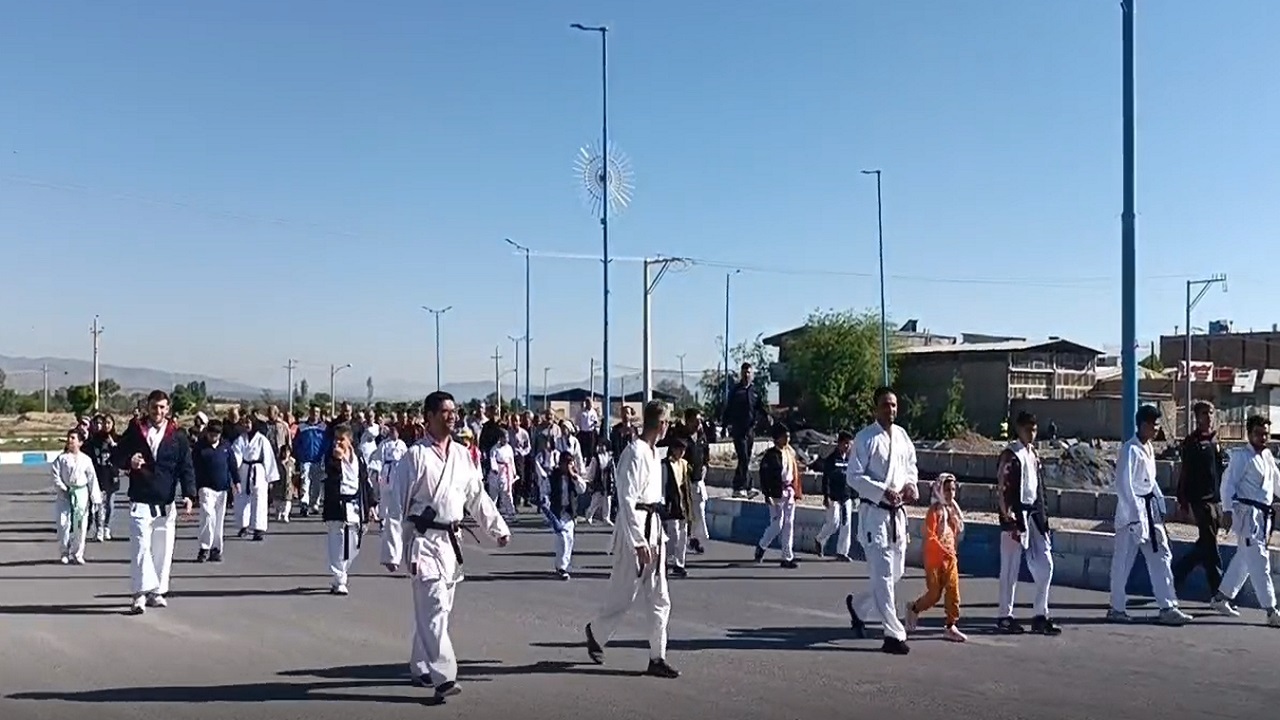 همایش پیاده روی خانوادگی همزمان با آغاز دهه کرامت در شهر گوگد + فیلم