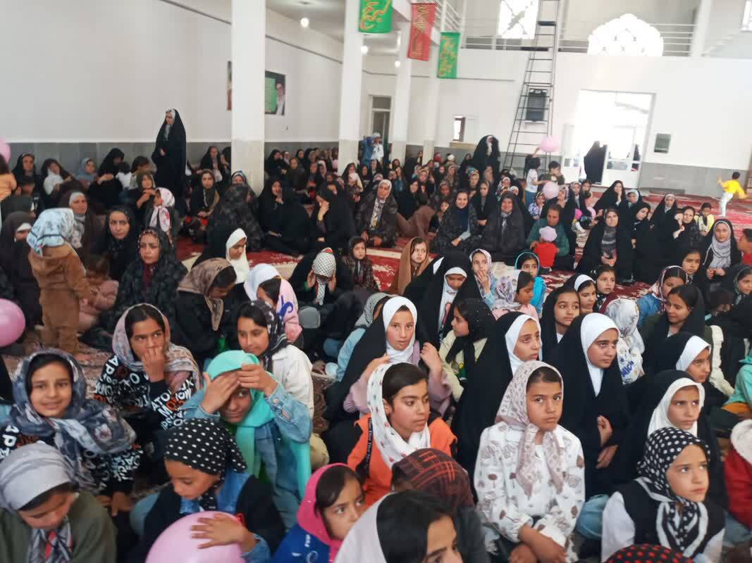 حضور دانش آموزان در مراسم ولادت حضرت معصومه(س)