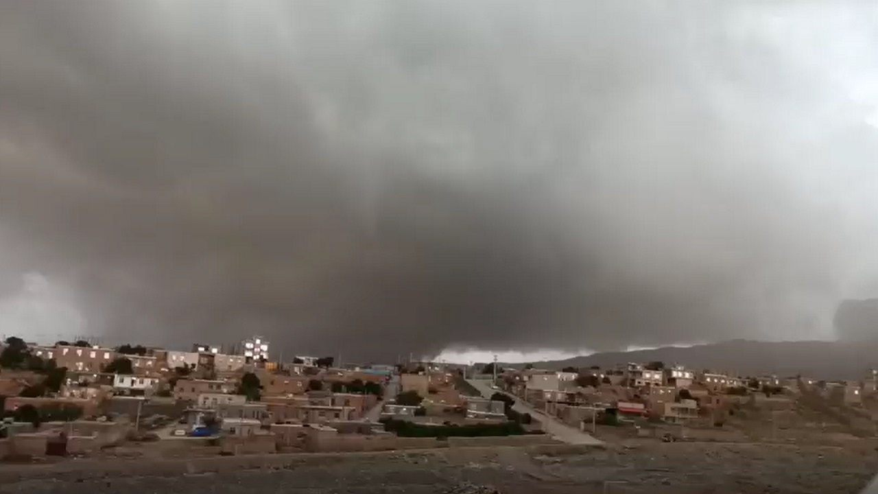 رگبار باران و جاری شدن سیل در روستای گسک + فیلم