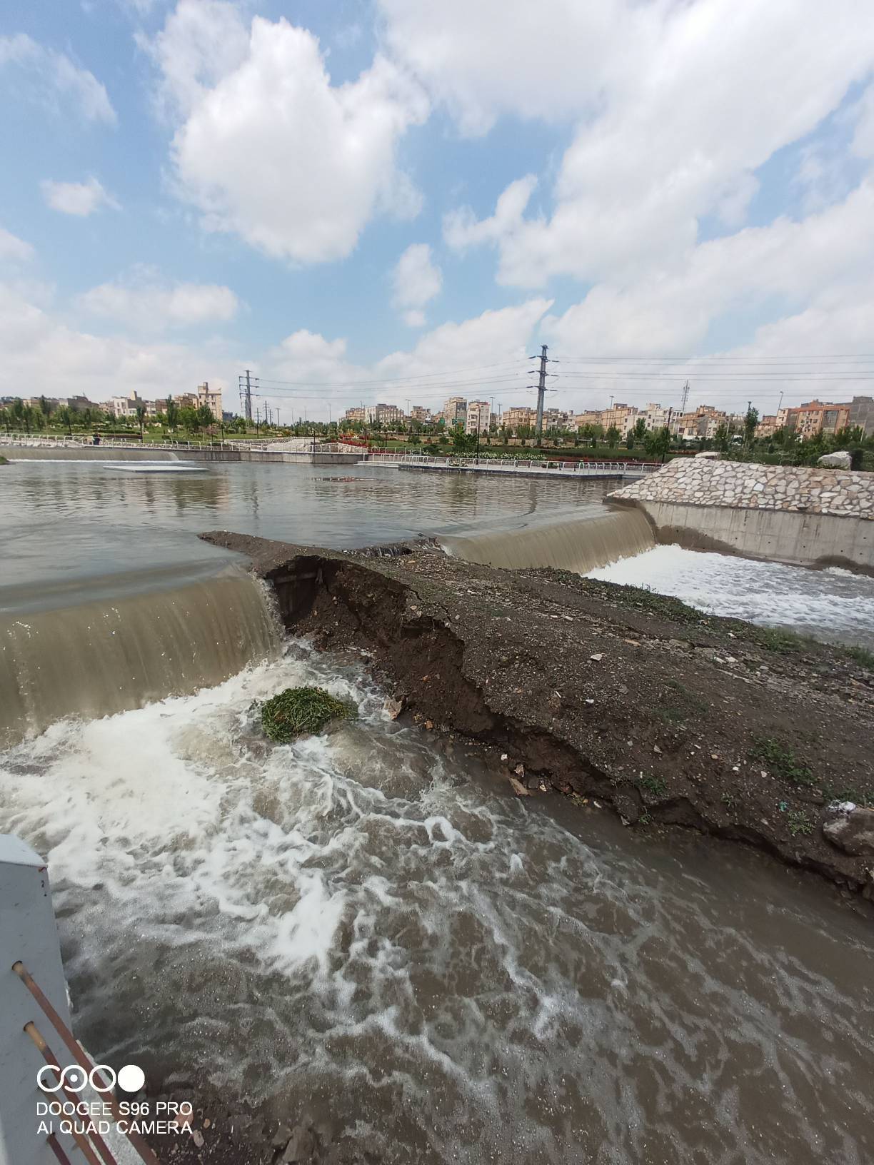 سرریز شدن آب