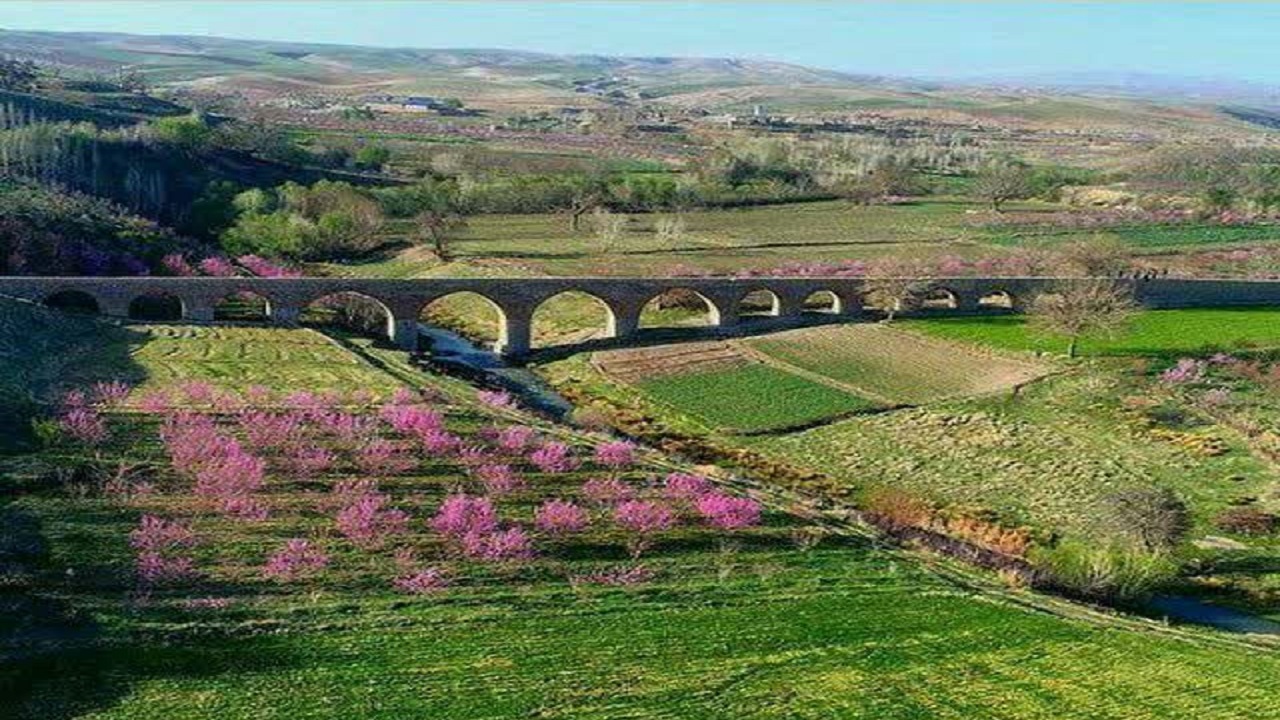 گوشه‌هایی از طبیعت بهاری روستای قلعه حاتم بروجرد + فیلم و تصاویر