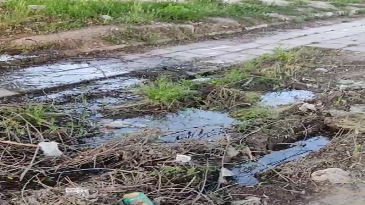 شکستگی لوله و هدررفت طولانی مدت آب در شهرک کیانشهر کرمانشاه + فیلم
