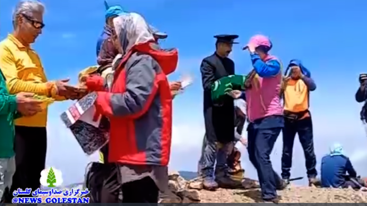 اهتزاز پرچم حرم حضرت معصومه (س) بر فراز قله ۳ هزار و ۳۰ متری تل انبار گرگان