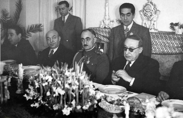 احمد قوام&zwnj;السلطنه نفر اول نشسته از راست