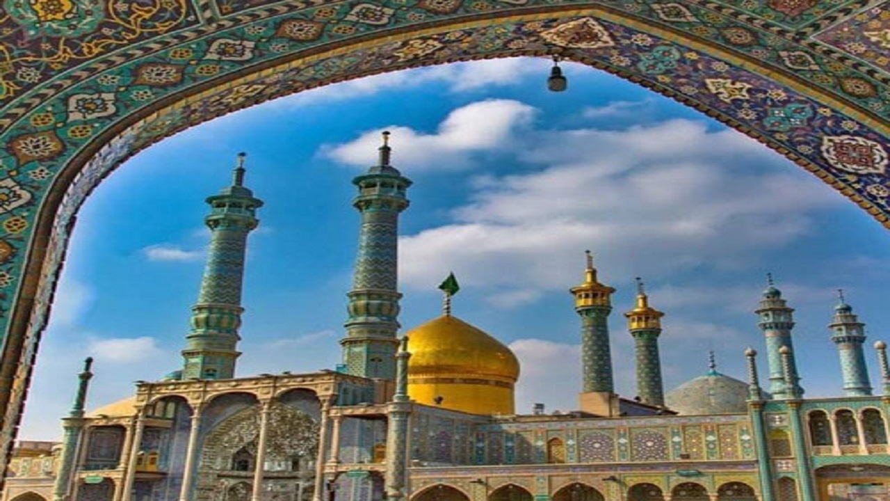 فیلمی از اقدام زیبای دختر خردسال در حرم حضرت معصومه (س)