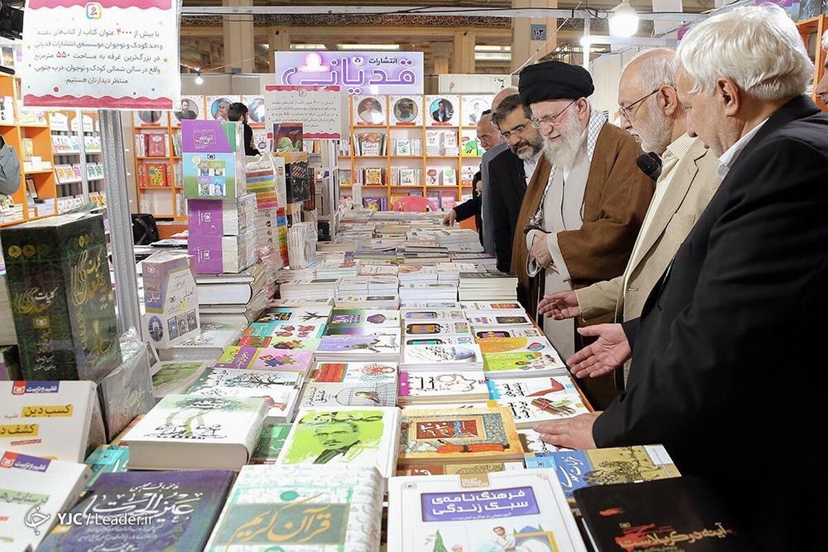 اقامه نماز رهبر انقلاب اسلامی بر پیکر رئیس‌جمهور شهید و همراهان گرامی ایشان