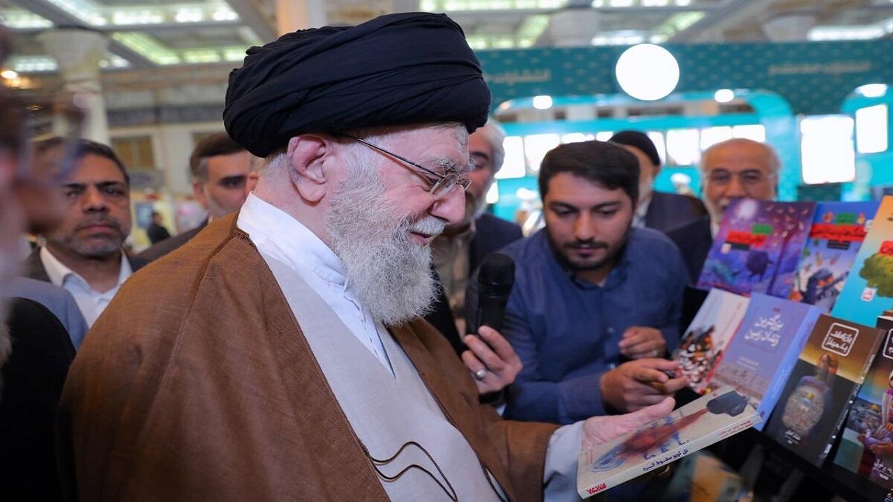 از درخواست غرفه‌دار برای دعای مادر مریض‌احوال تا معرفی کتابی که رهبر انقلاب قبلا آن را خوانده بودند + فیلم