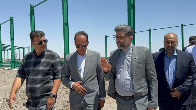 بازدید معاون وزیر صمت از کارخانه در حال ساخت کاشی و سرامیک کشکوئیه