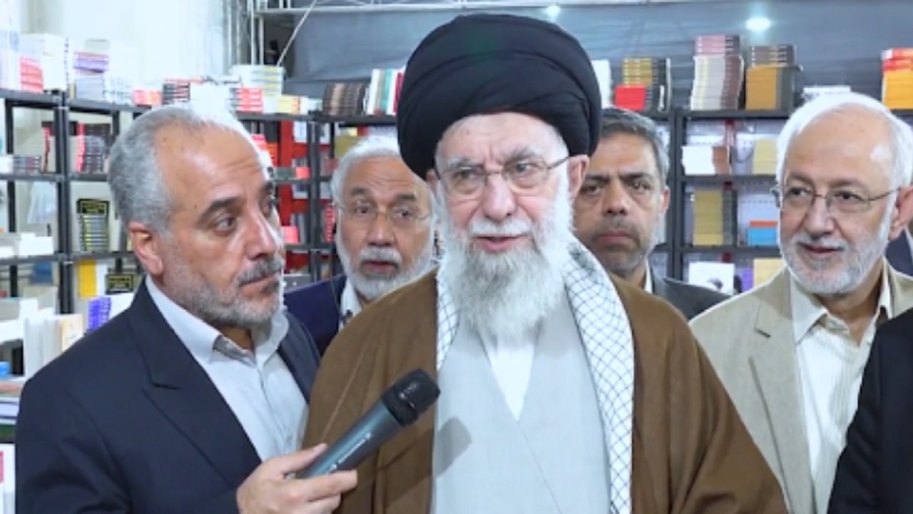 واکنش رهبر انقلاب به استفاده از لغت انگلیسی در نمایشگاه کتاب + فیلم