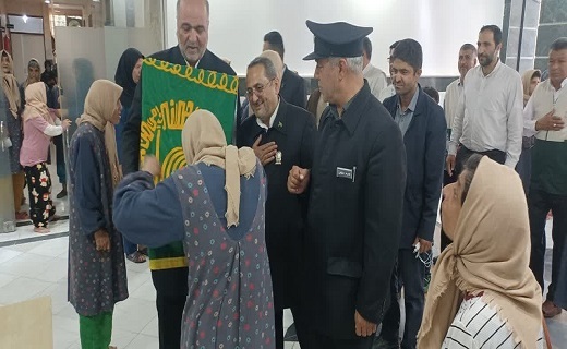 خادمان امام رضا (ع) از معلولان کم توان ذهنی دختر عیادت کردند
