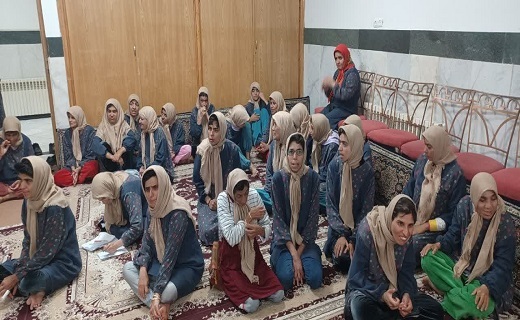 خادمان امام رضا (ع) از معلولان کم توان ذهنی دختر عیادت کردند